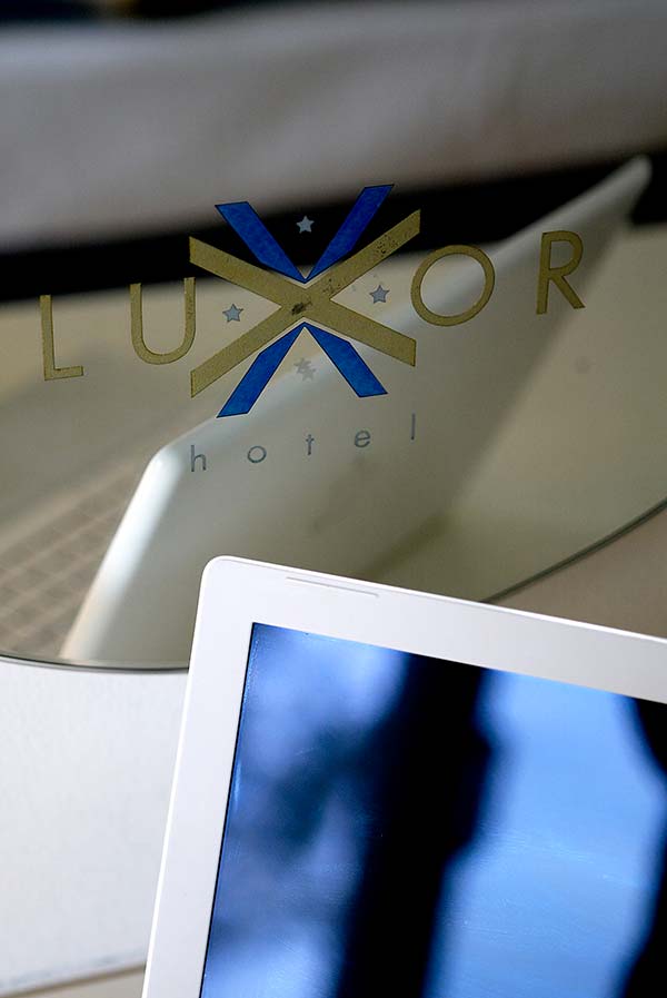 Dettaglio in camera logo del Hotel Luxor
